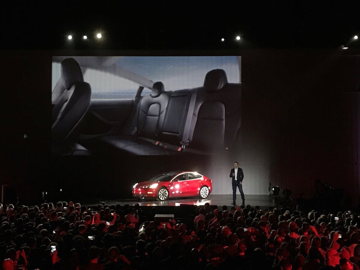 Tesla представила первый электрический грузовик и спорткар с откидывающимся верхом