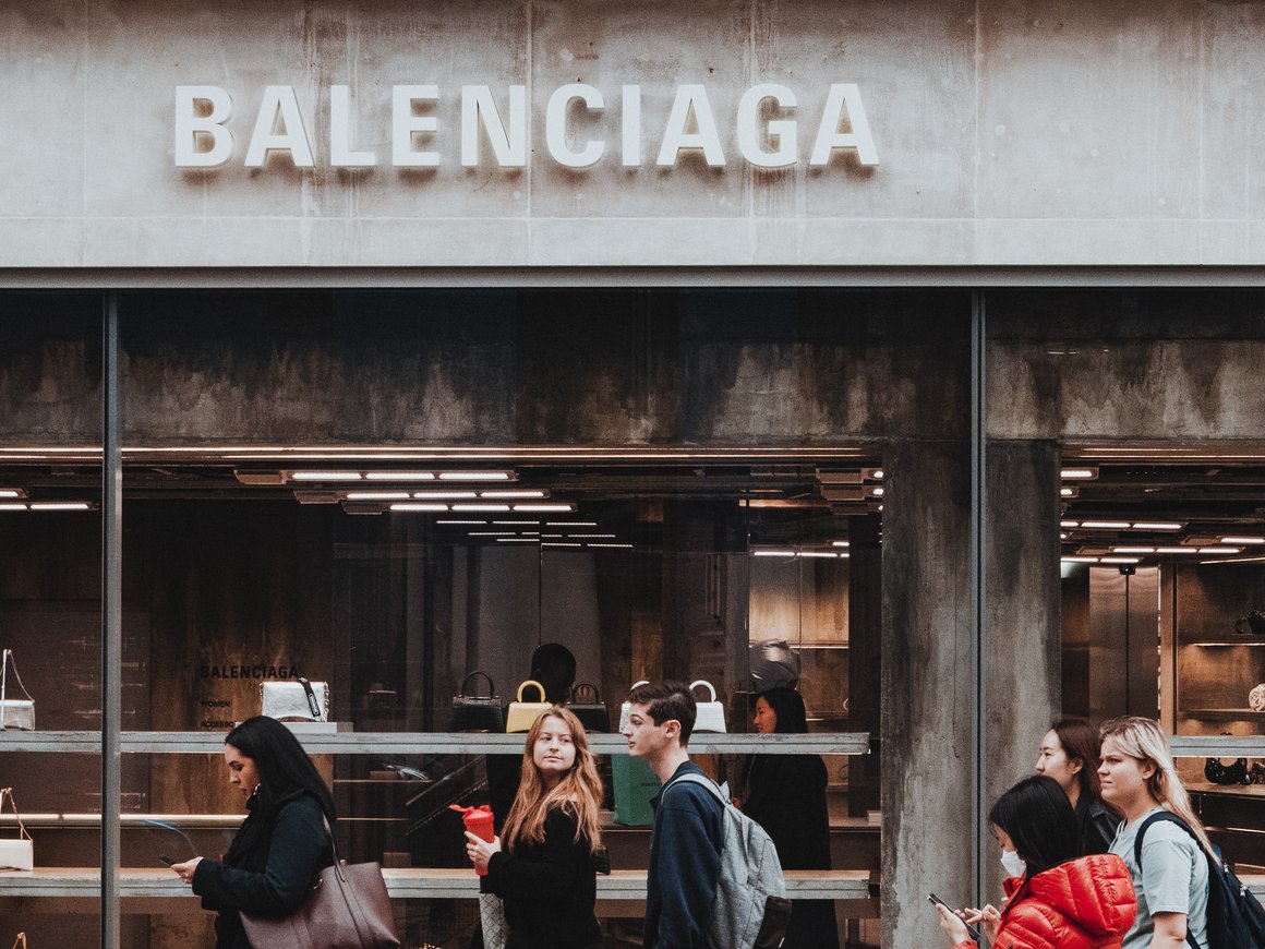 Топы бренда Balenciaga лично попросили прощения за некорректную рекламную кампанию