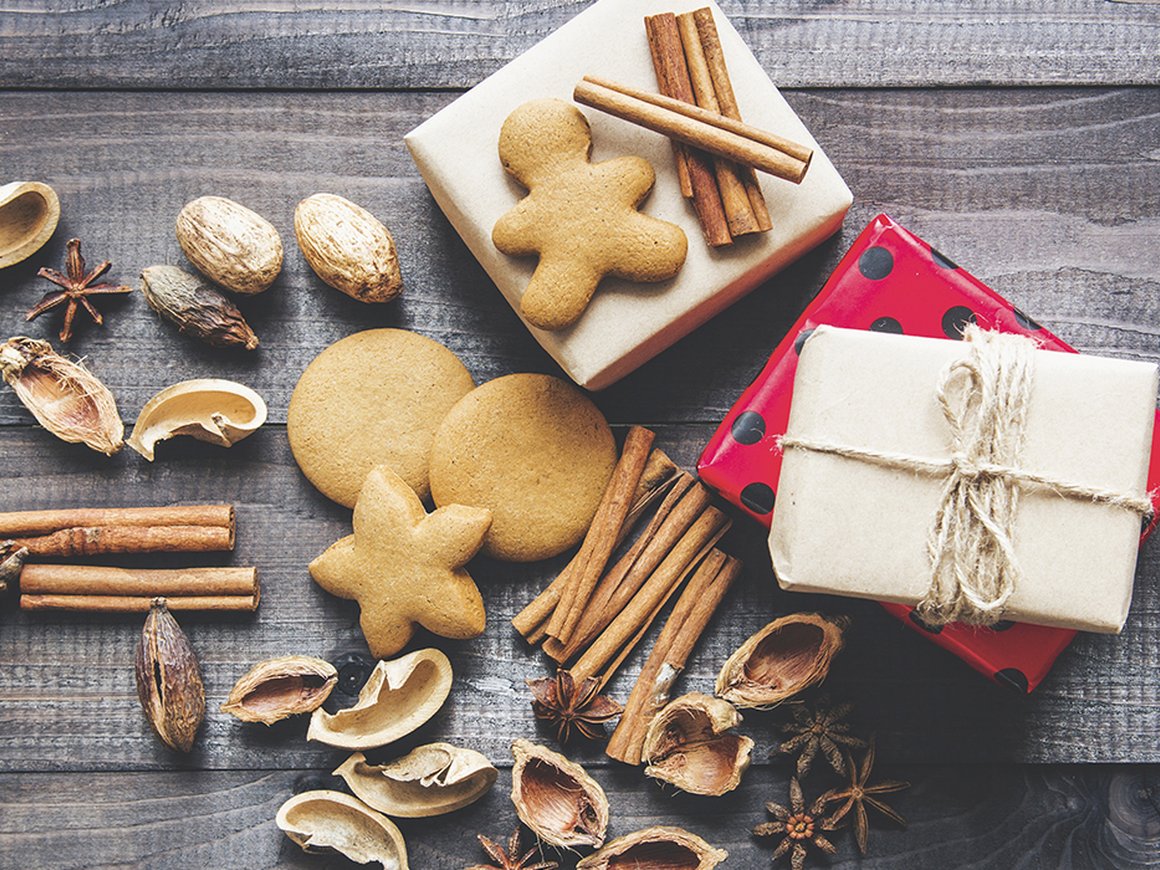 «В этом году сотрудники просили снега и морозной погоды». Как в компаниях проводят «Тайного Санту»