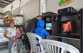 Как играют в видеоигры в маленькой рыбацкой деревне в Эквадоре