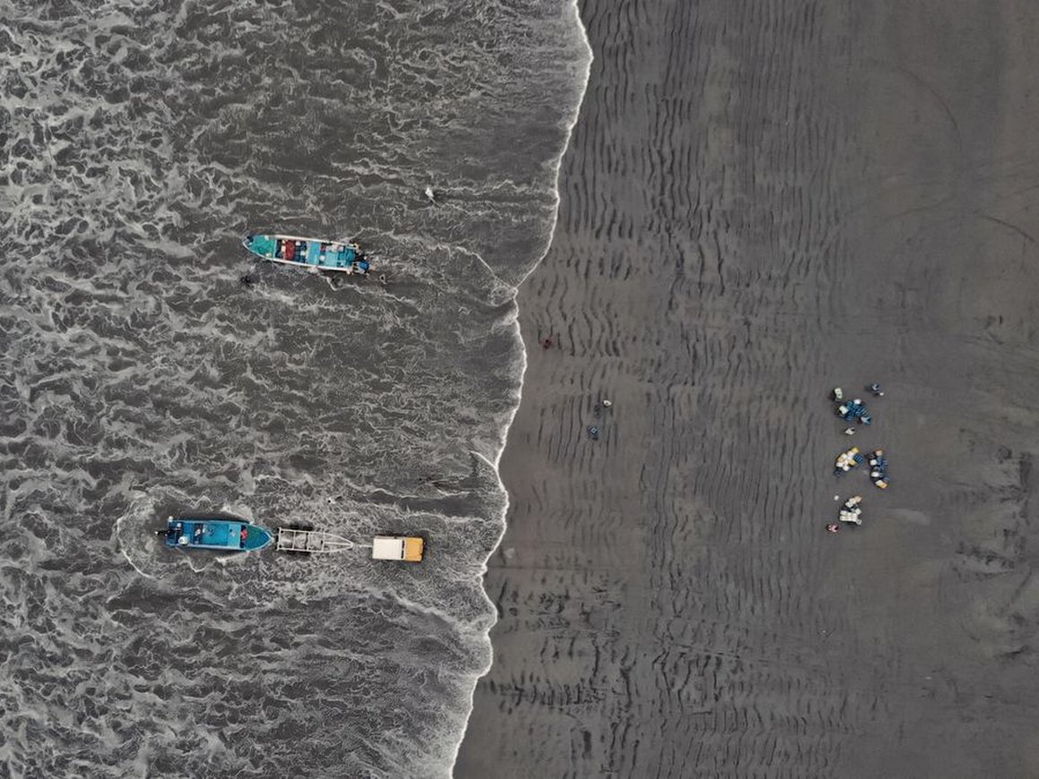 Как играют в видеоигры в маленькой рыбацкой деревне в Эквадоре