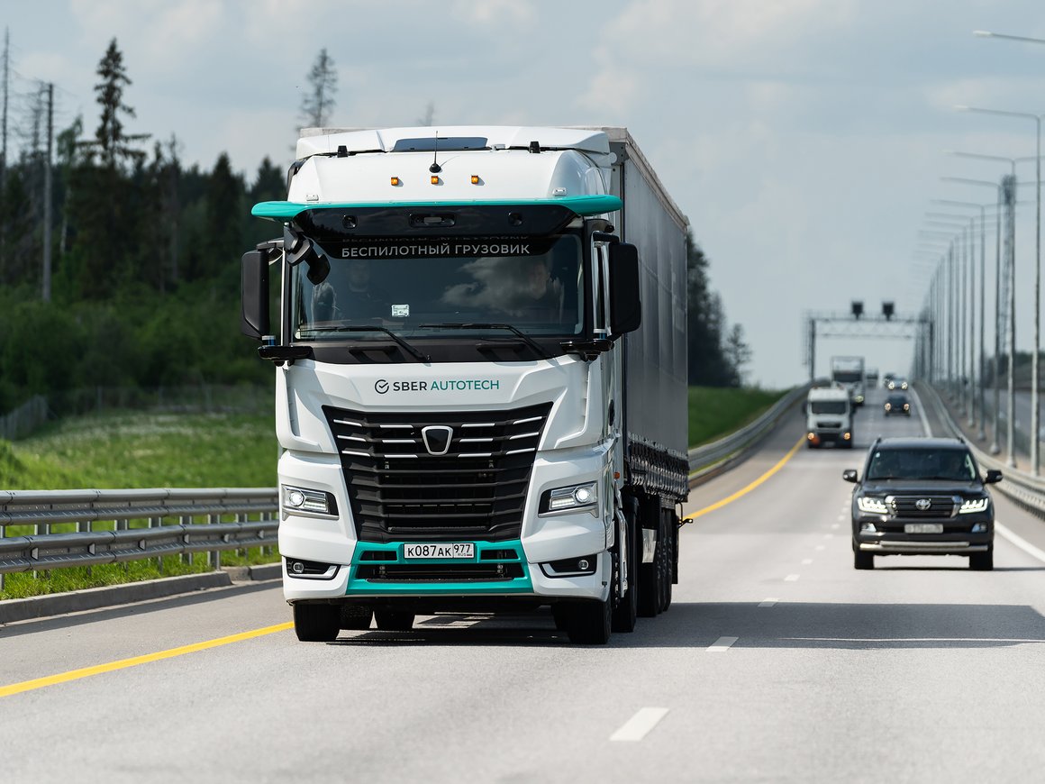«Сберавтотех» запустил коммерческие беспилотные грузовики на трассе М-11