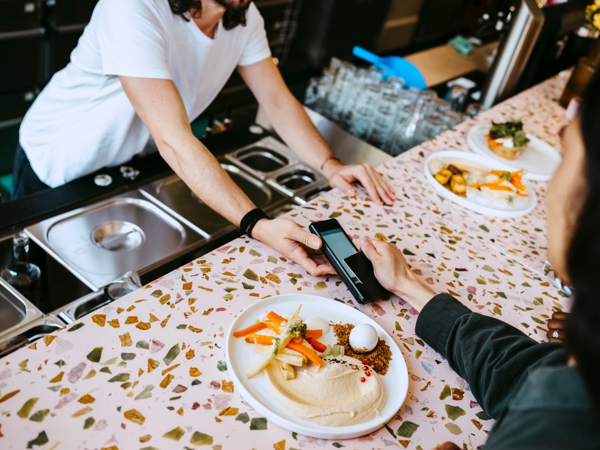 Сбер добавил отзывы и чаевые в один платёж: банк называет сервис уникальным, но рынок уже пробовал этот сценарий