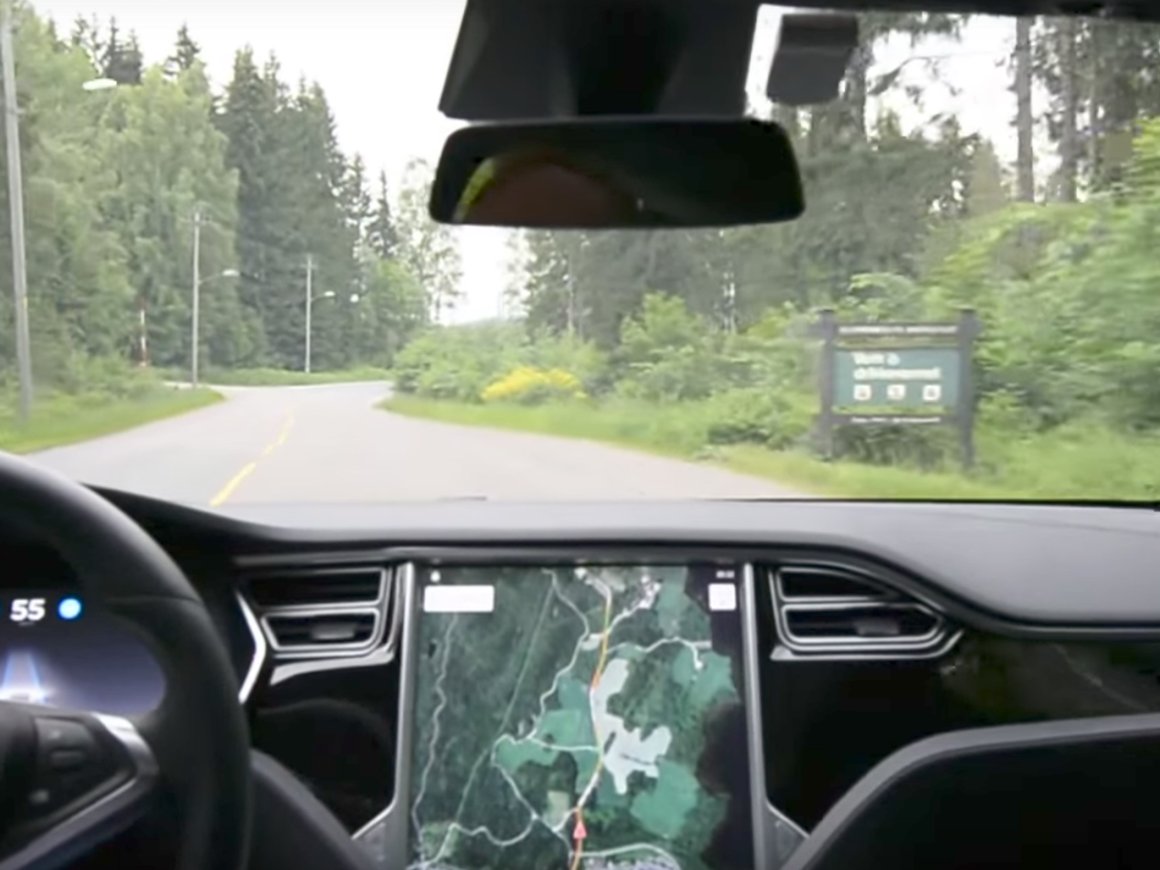 Акции Tesla упали после аварии с пятью пострадавшими