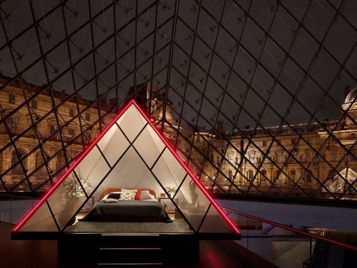 Airbnb разыграет ночь на двоих в пирамиде Лувра