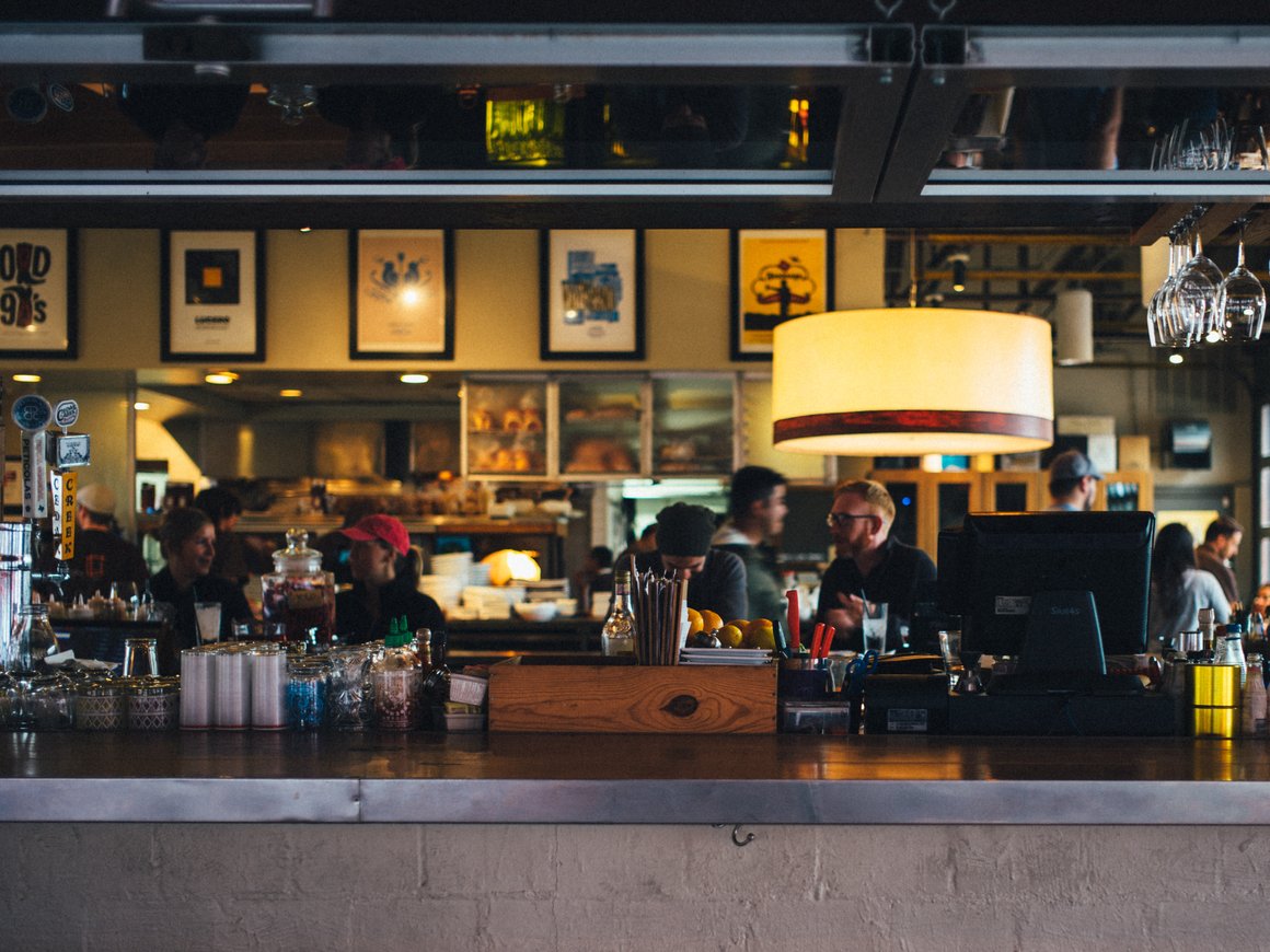 Москва с понедельника отменяет QR-коды