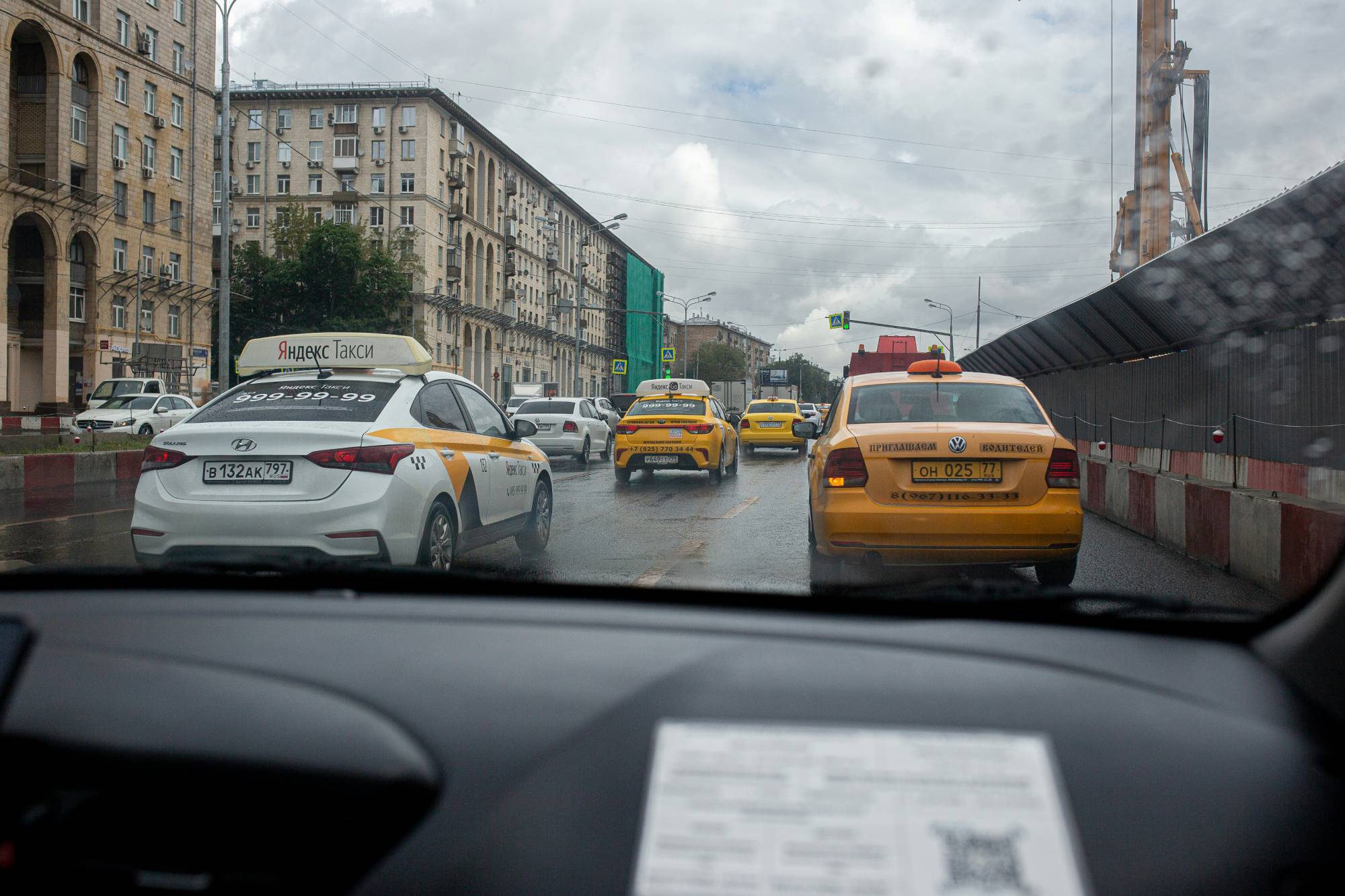 Самозанятые попросили Путина не принимать закон о локализации таксопарков