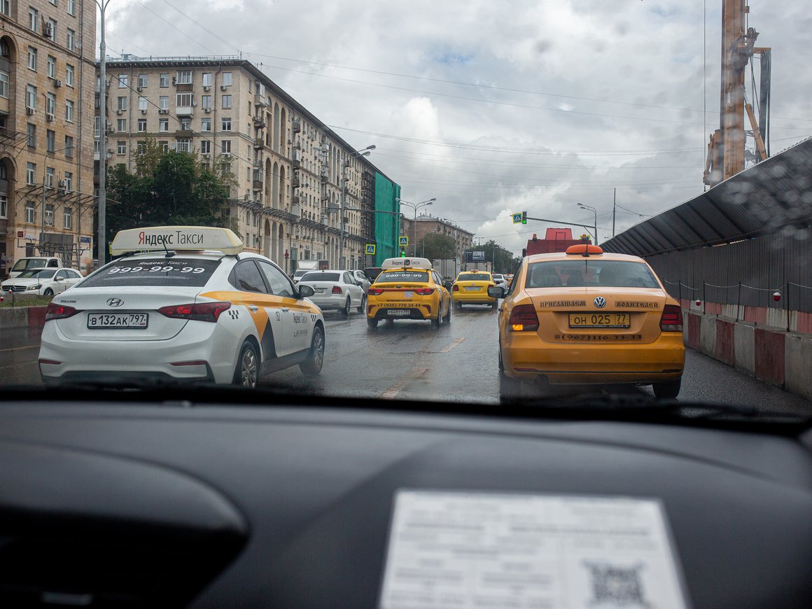 «Яндекс» протестирует запрет на подачу такси в места без стоянок в Москве