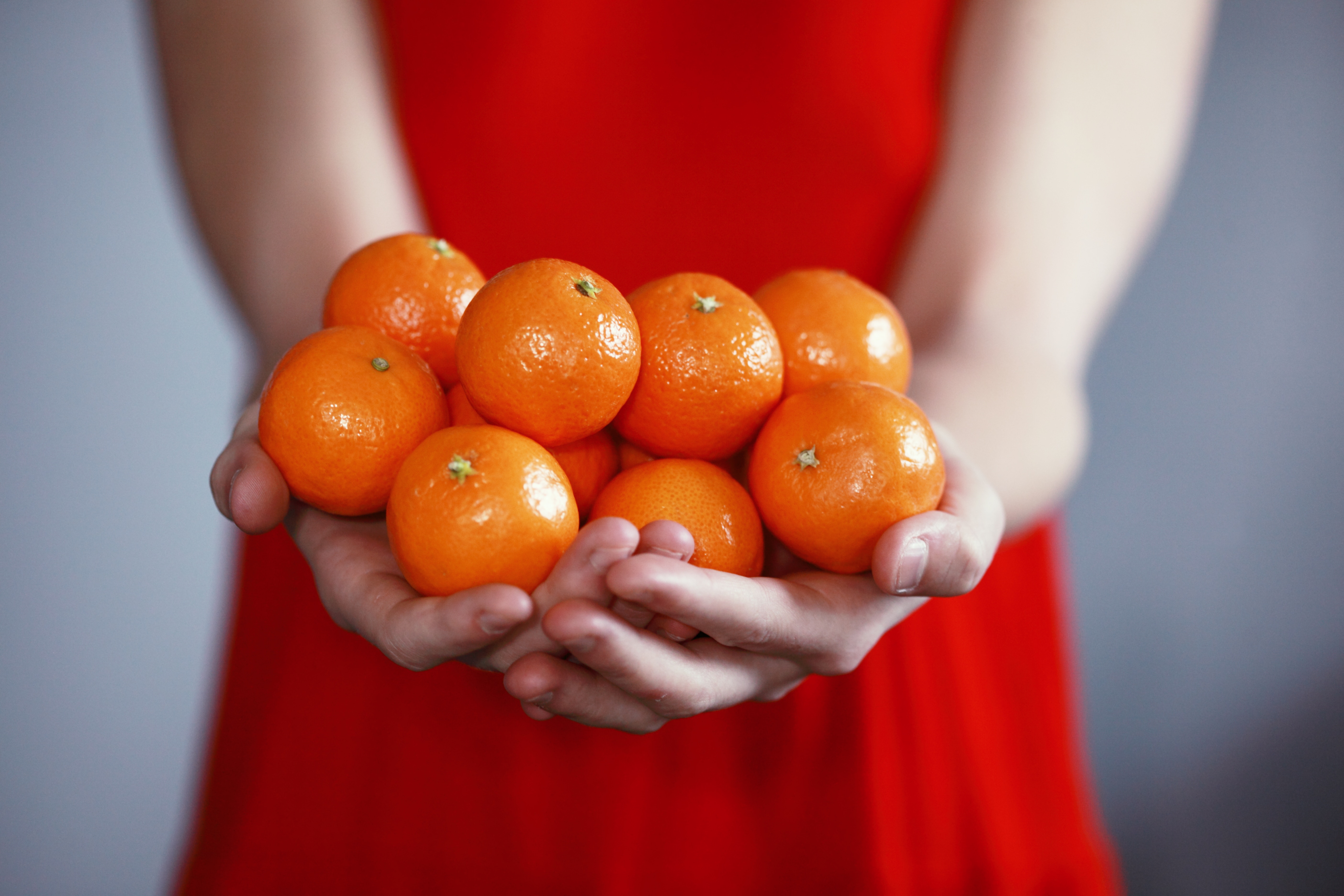 Почему мандарин оранжевый. Мандарин. Мандарин в руке. Девушка с мандаринами. Мандариновая кожура.