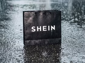 Пакет Shein стоит на дороге под дождем