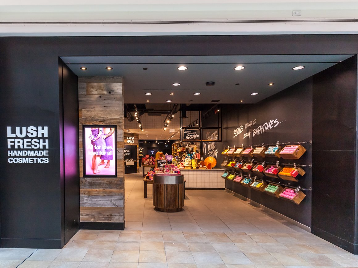 Британская косметическая сеть Lush решила закрыть бизнес в России — «Ъ»