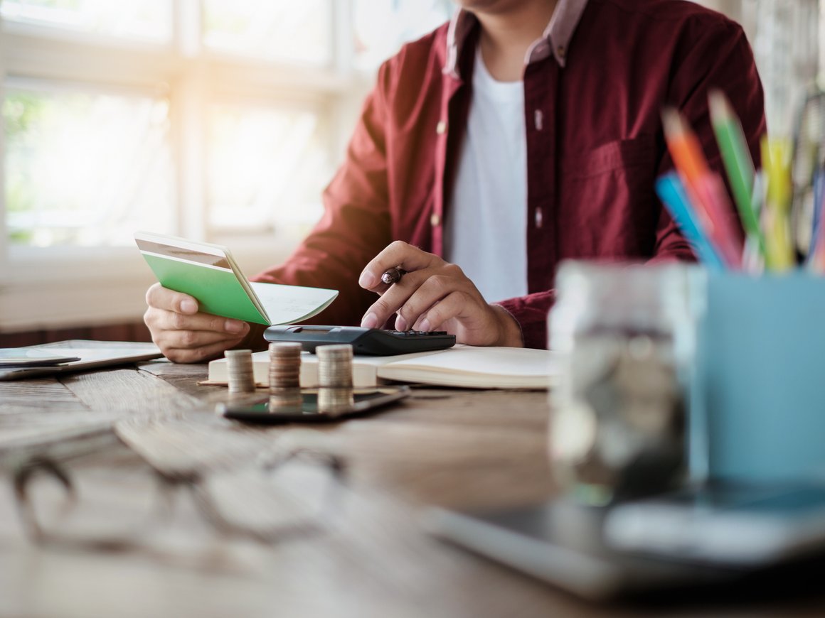 Количество россиян, имеющих сбережения, сократилось за месяц с 56% до 52%