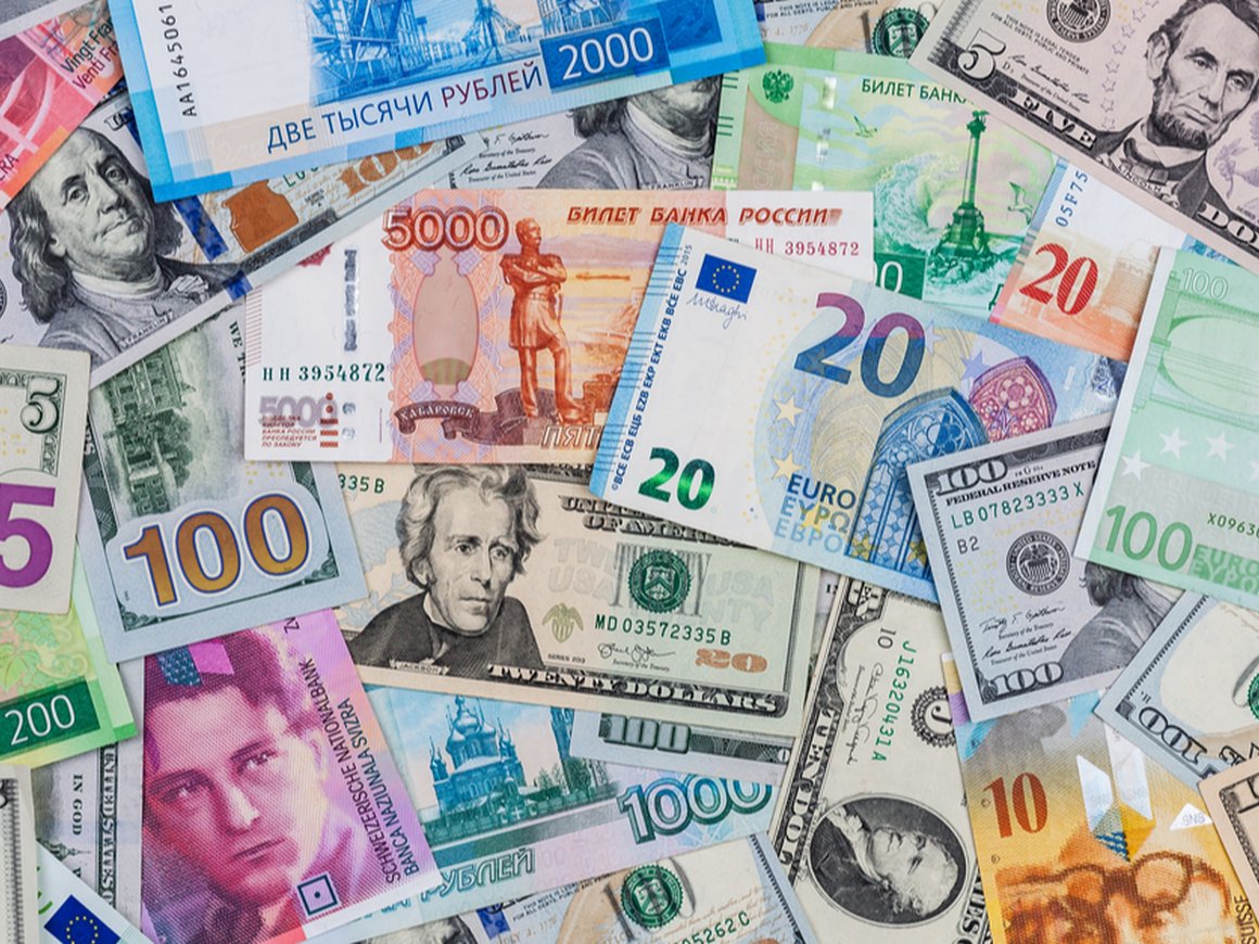 Банк России на полгода запретил бизнесу снимать более $5 тысяч в валюте