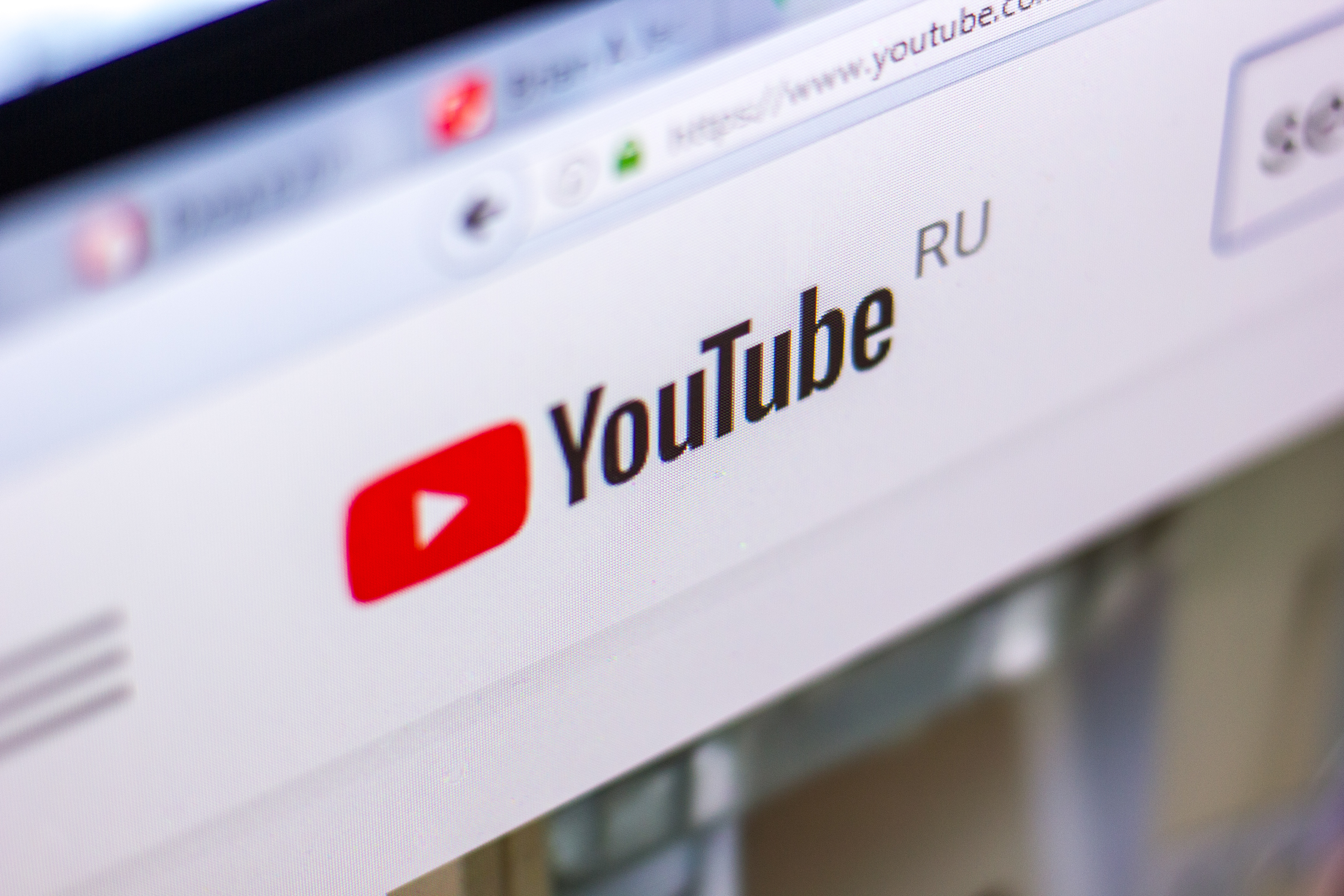Аудитория YouTube в России сократилась на 11% после замедления
