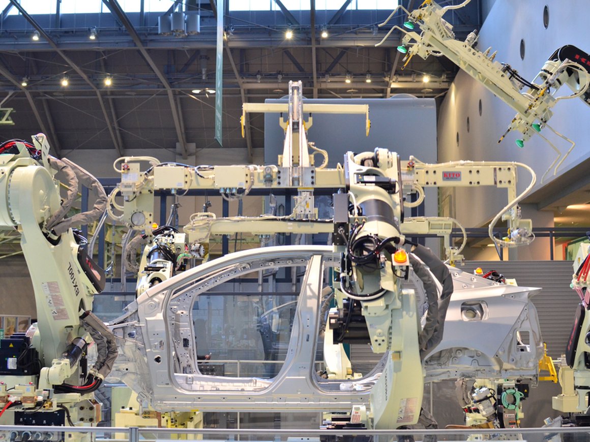 Toyota почти вдвое сократит производство автомобилей из-за дефицита микрочипов