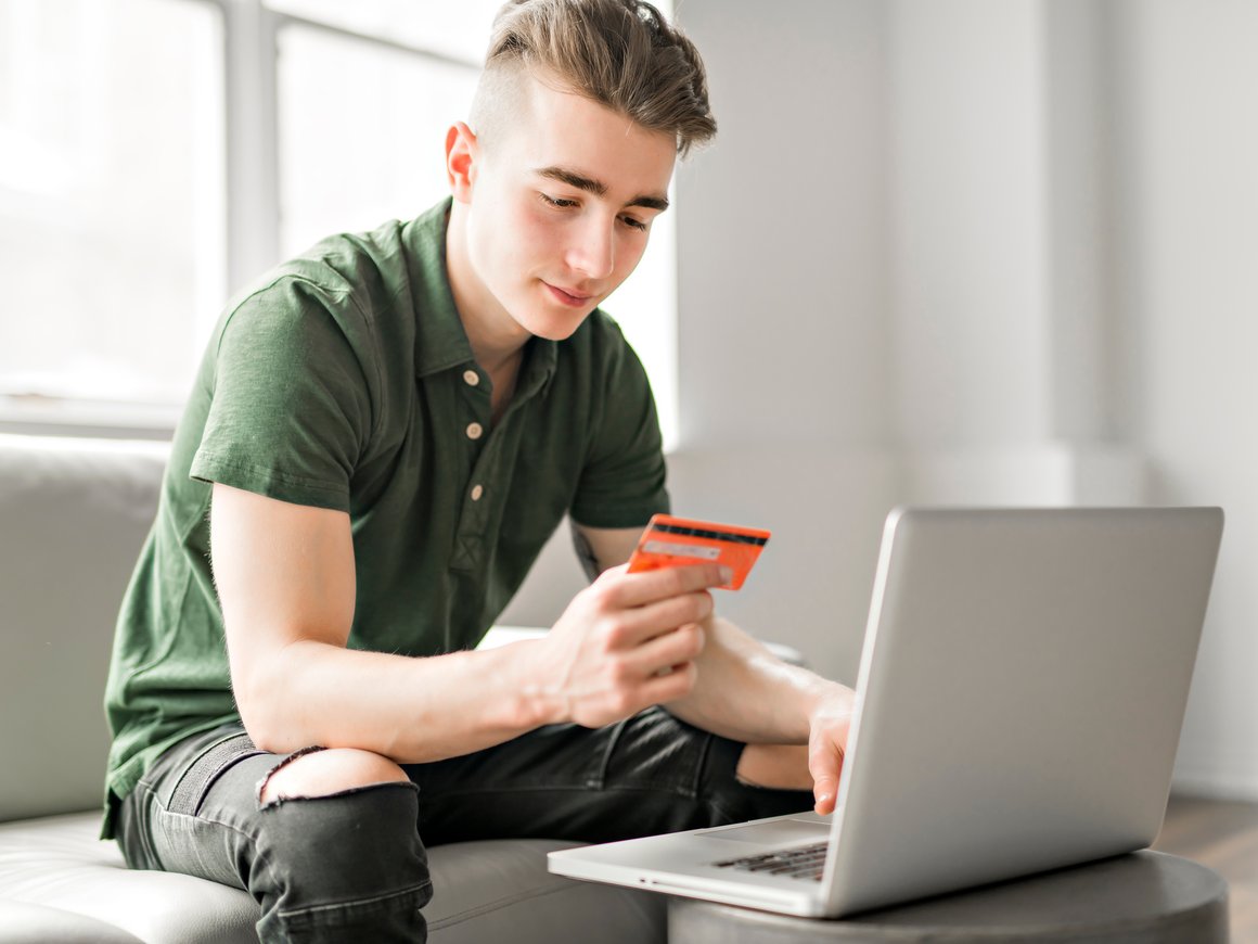 Россияне задолжали по кредиткам рекордные 1,5 трлн рублей