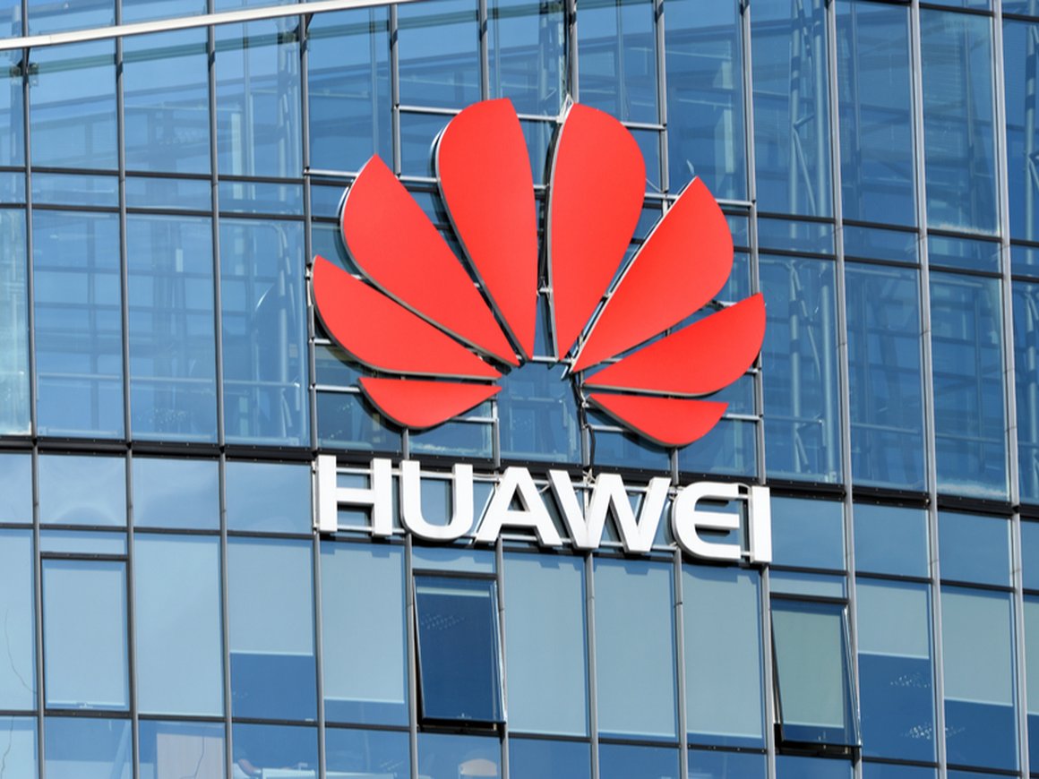Китайская Huawei разорвала договоры с половиной внештатных сотрудников в России