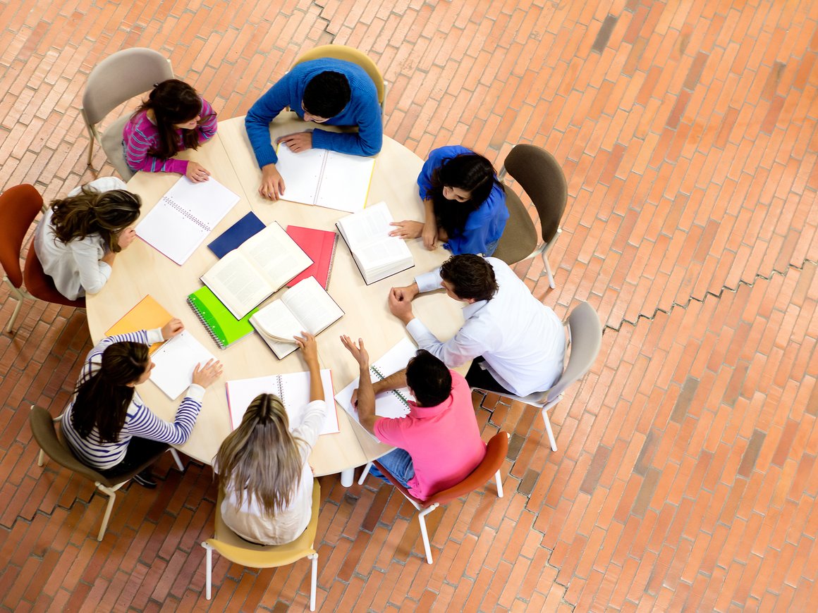 Как запустить онлайн-школу для благотворительных фондов и привести в нее бизнес