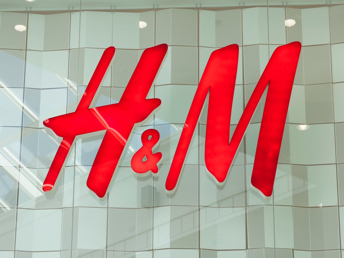 H&M представила аппарат, который превращает старую одежду покупателей в новую