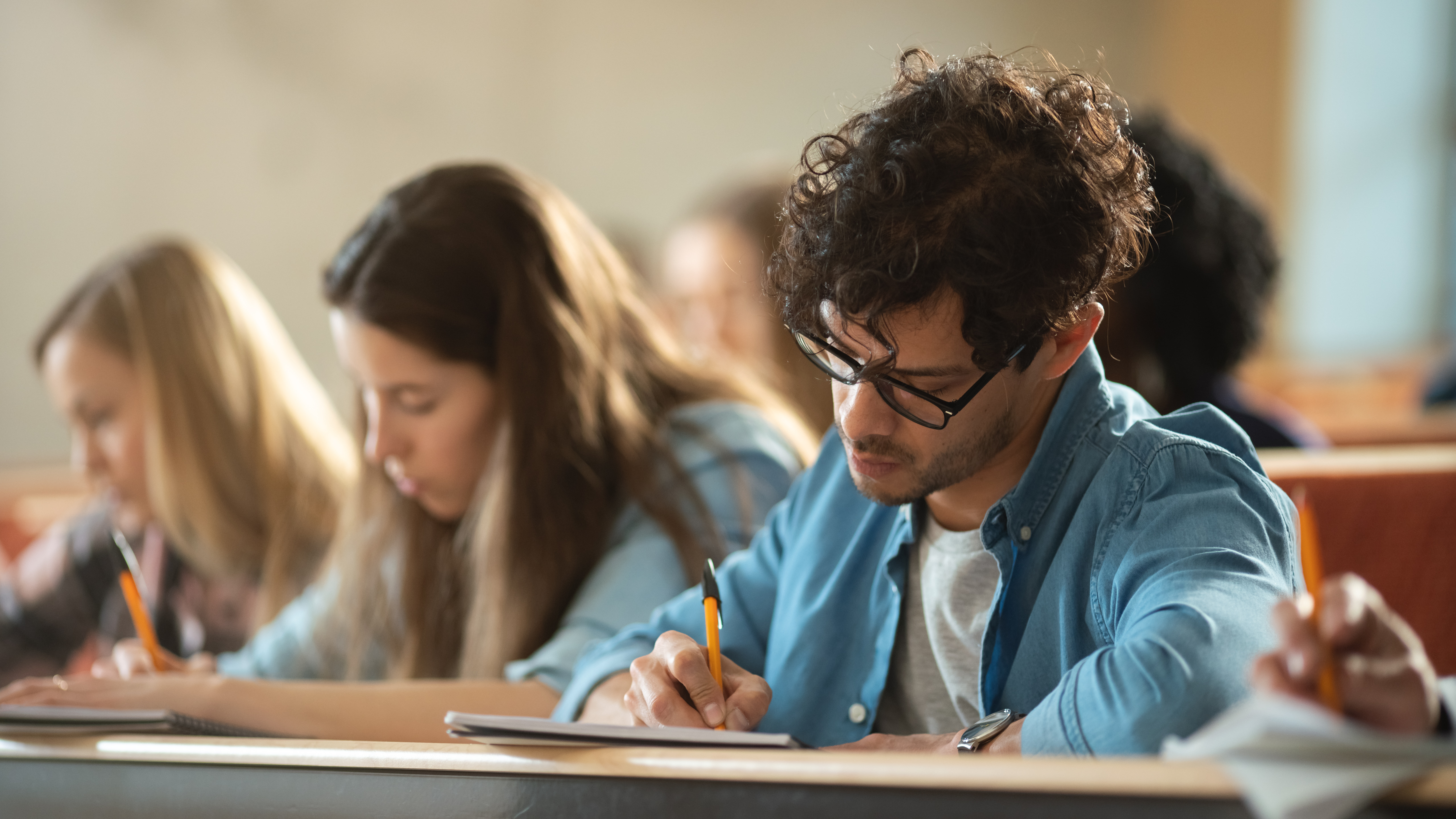 People studying. Учеба в колледже. Человек учит. Два человека учатся. Студенты онлайн образования.