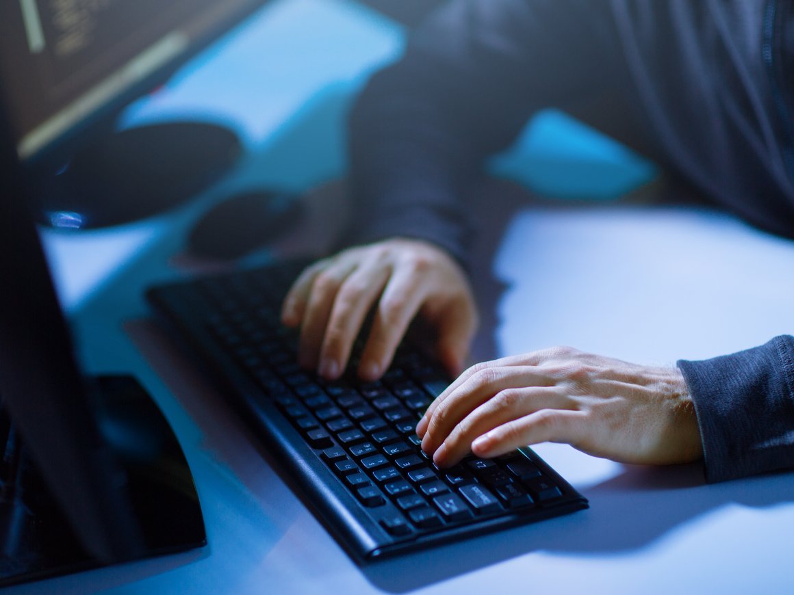 Данные более 2 тыс. компаний выставили на продажу в даркнете за год