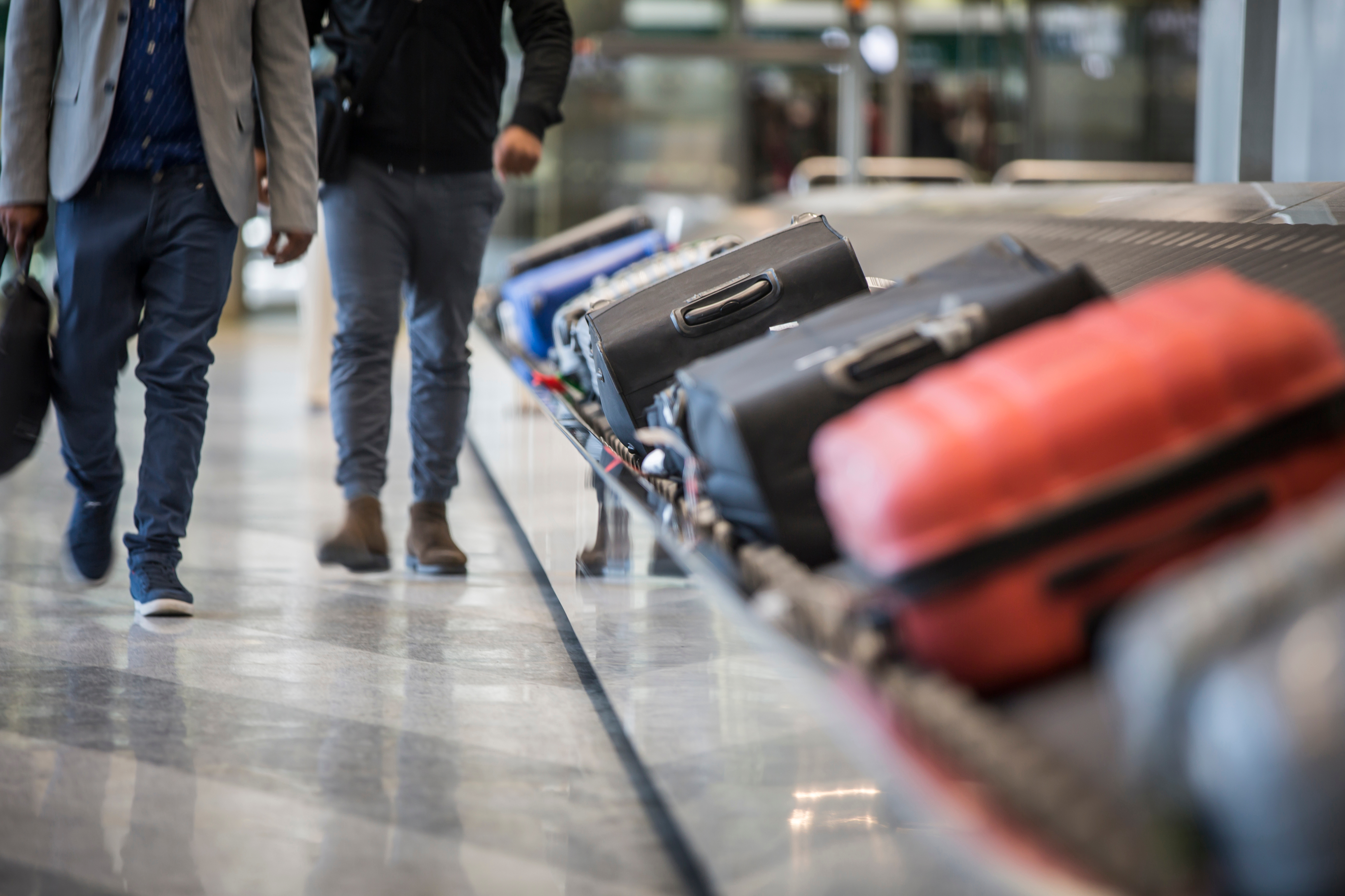 Забрать багаж при пересадке. Без багажа. Путешествие без багажа. Hand Luggage в аэропорту. Путешествие с багажом.