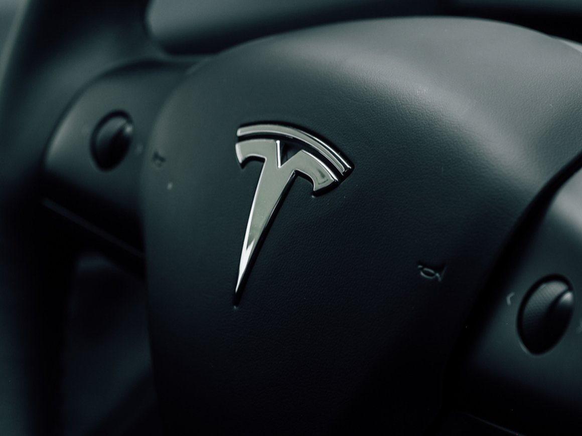 Tesla вновь перенесла выпуск электрокаров Cybertruck, Roadster и Semi