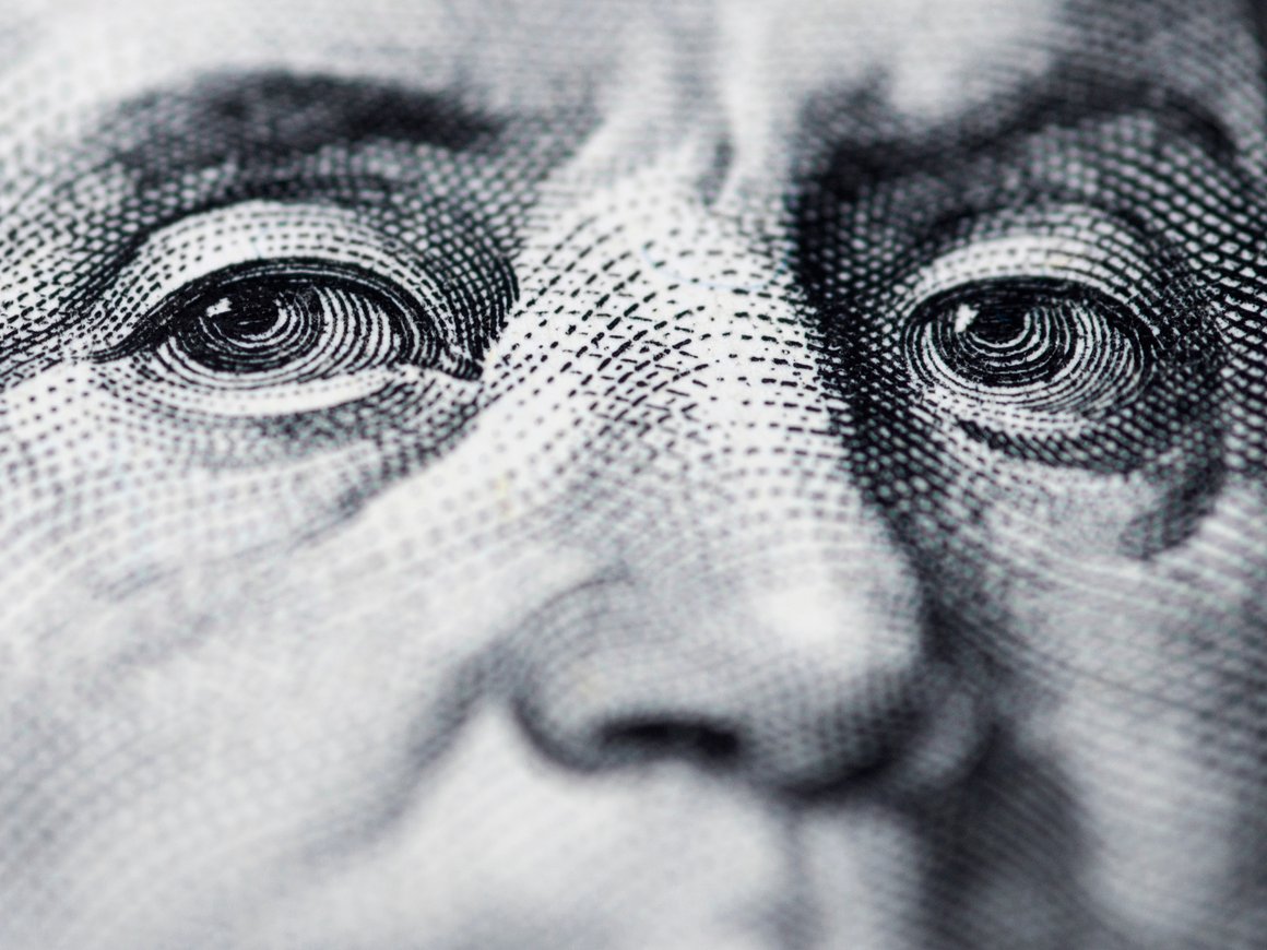 Что делать с валютой: купить, снять или сохранить нейтралитет