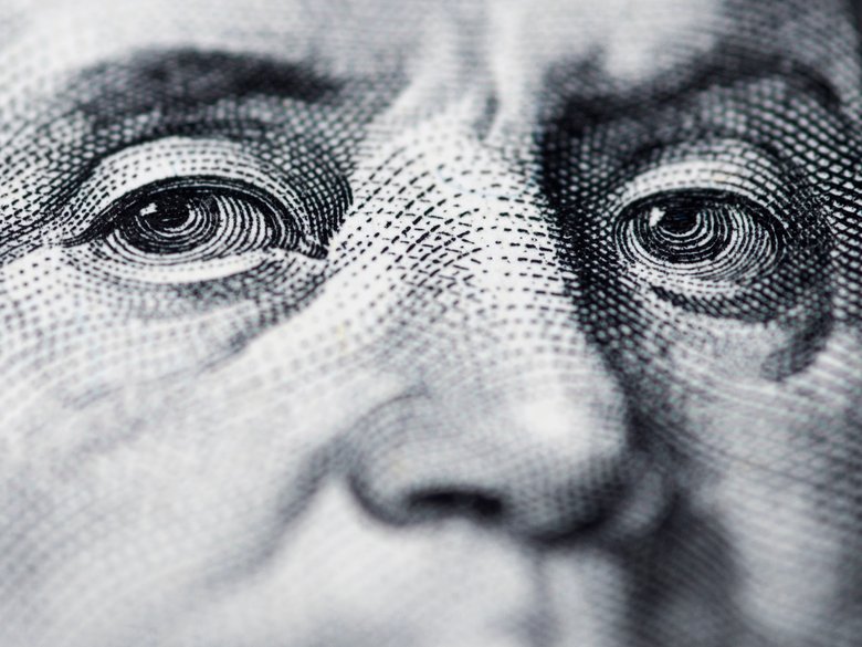 Что делать с валютой: купить, снять или сохранить нейтралитет