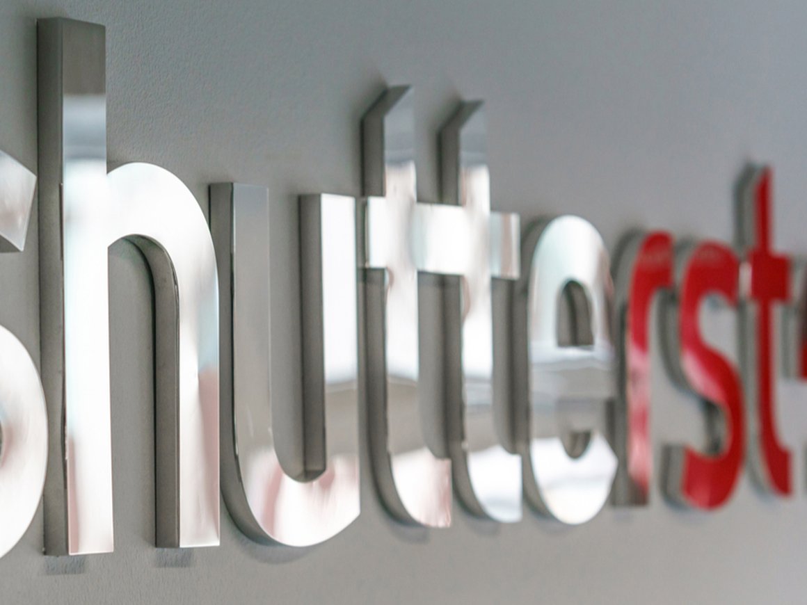 Фотобанк Shutterstock начнет продавать сгенерированные нейросетью изображения