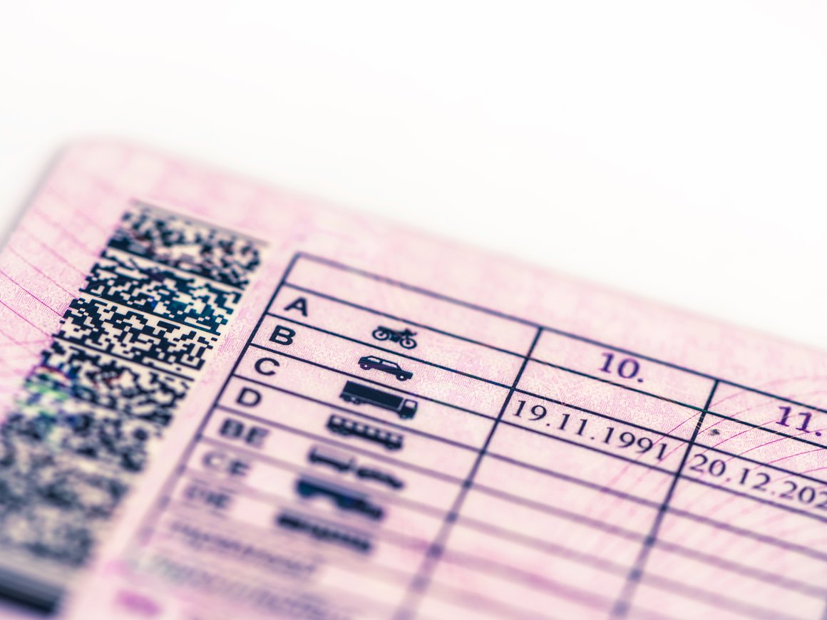 Электронные водительские права приравняют к физическим