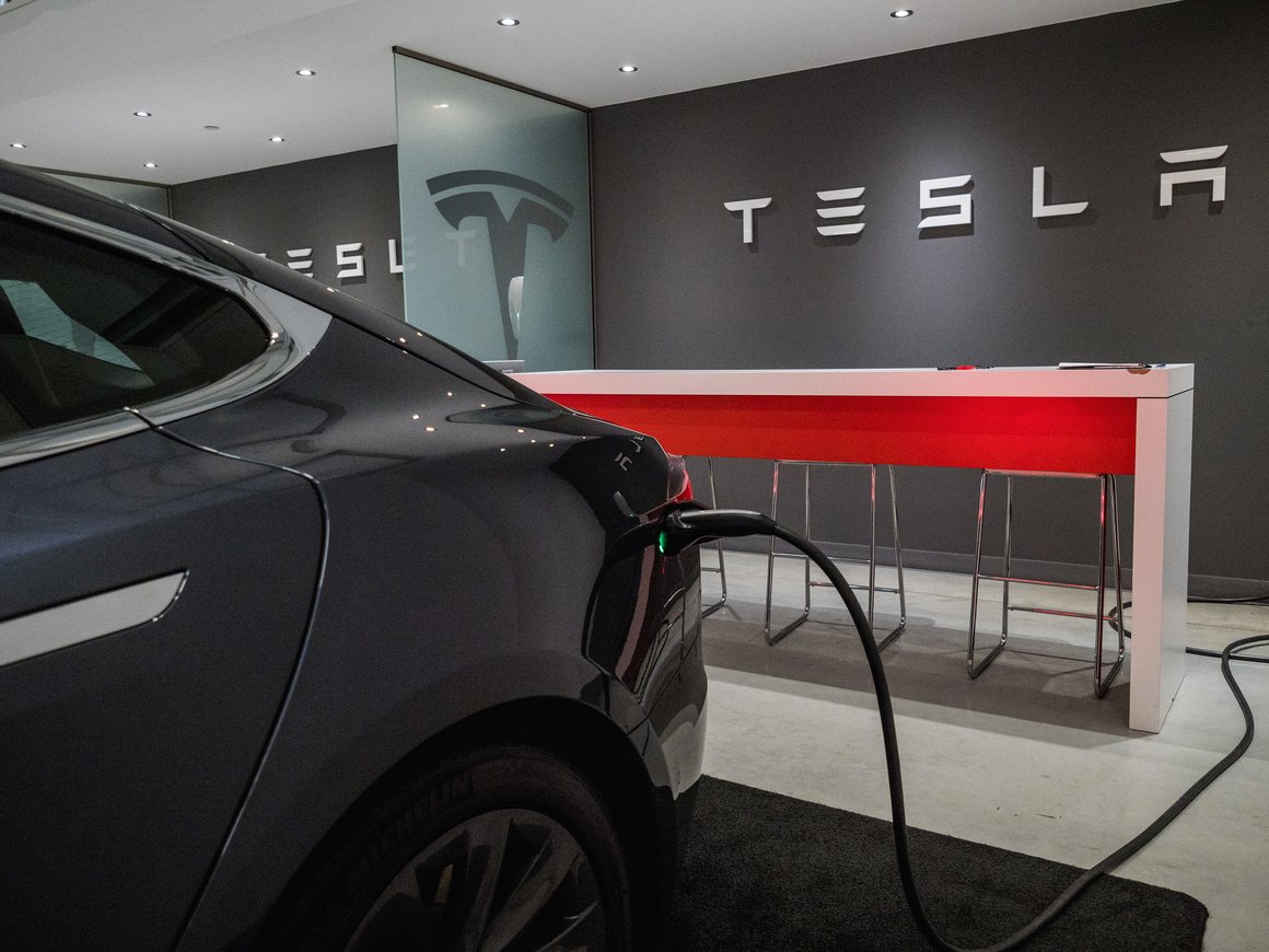 Илон Маск заявил, что уже продал 10% своего пакета акций Tesla