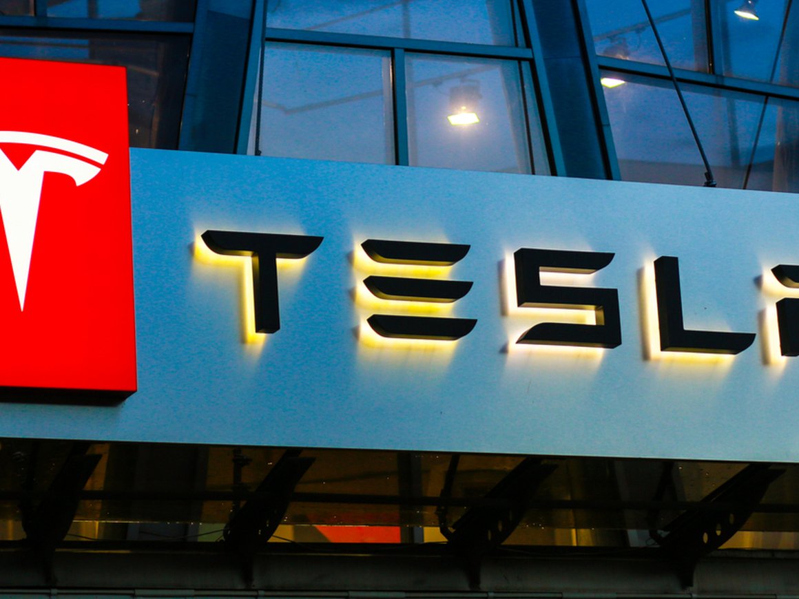 Акции Tesla упали на 9,2% после заявления Илона Маска об увольнении 10% сотрудников