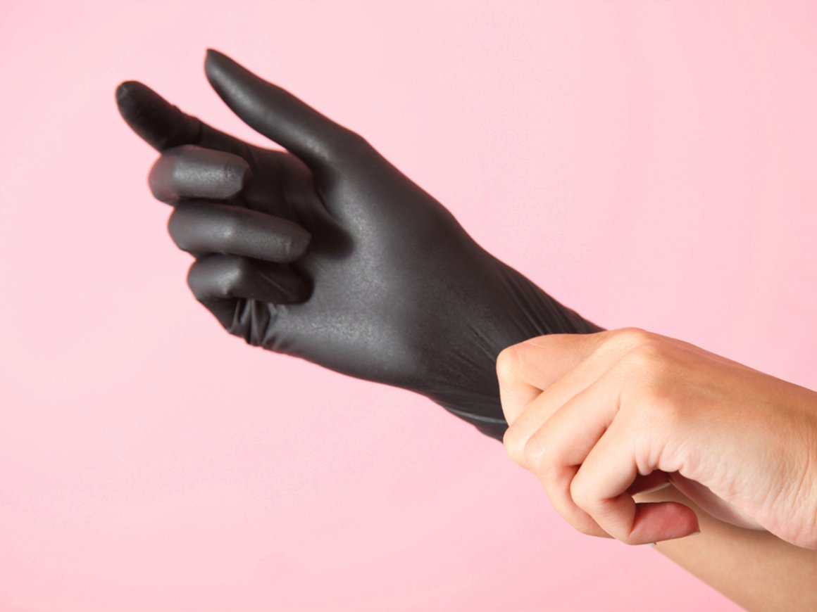 Производители перчаток обогнали Tesla по темпам роста акций