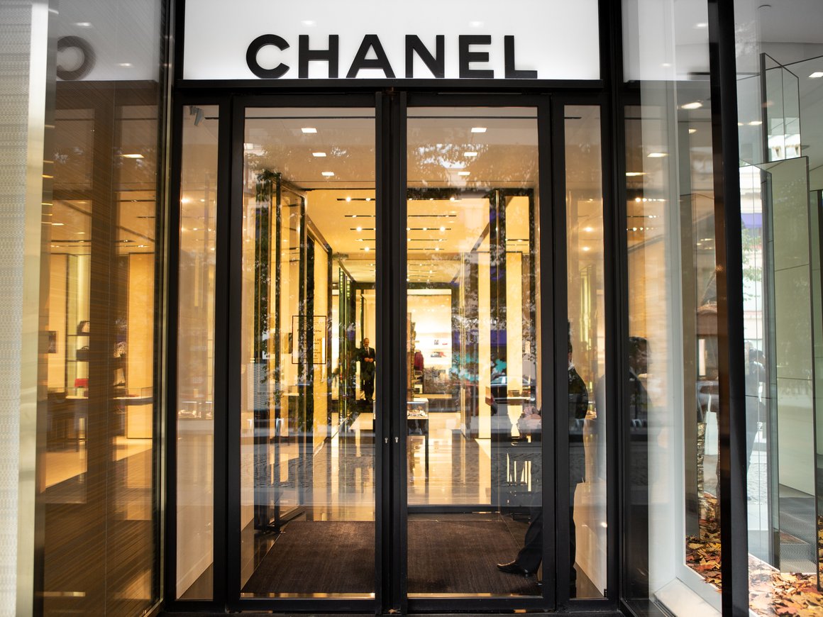 Chanel начала расторгать договоры аренды в России