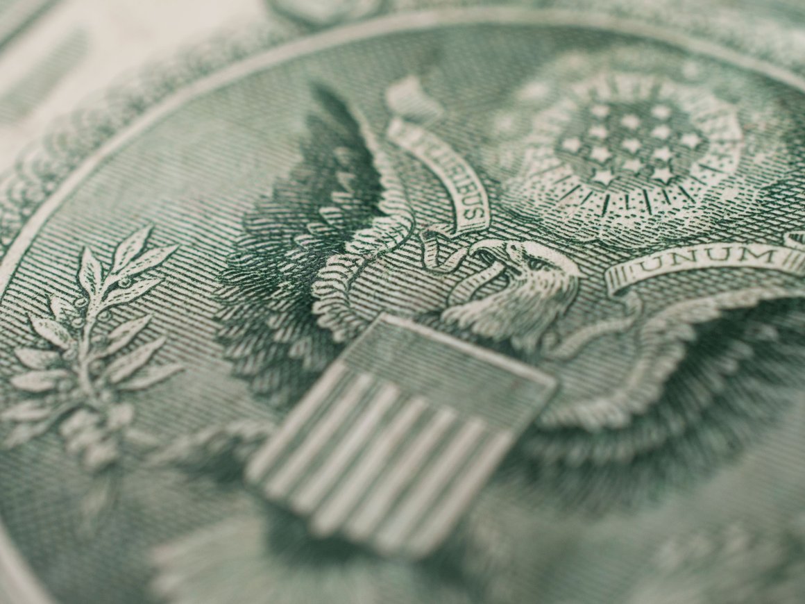 ЦБ поднял курс доллара до 99,9971 рубля