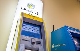 Клиенты «Тинькофф» начали массово снимать валюту после решения банка ввести плату за обслуживание счетов