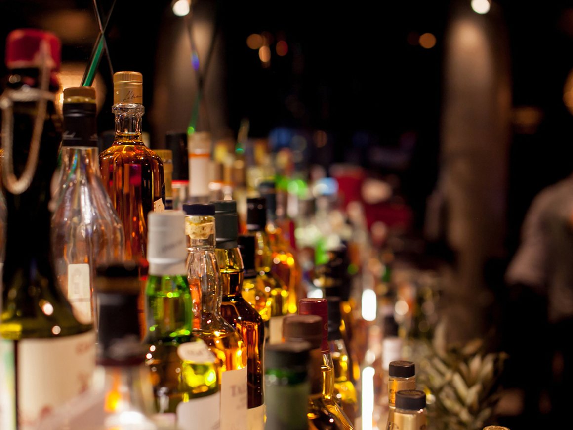 «Будут покупать из-под полы!»: россияне поддержали запрет на продажу алкоголя до 21 года