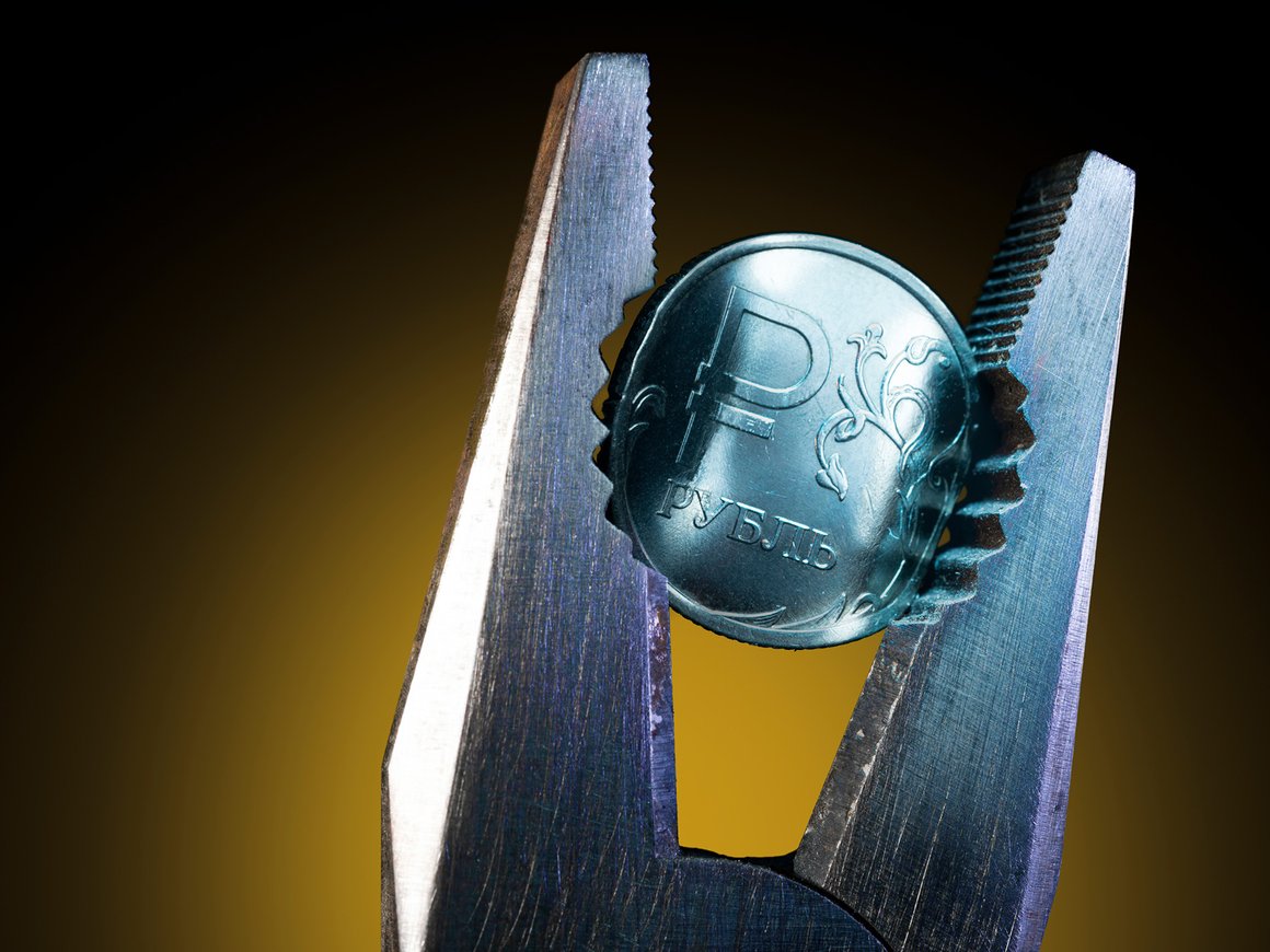 «Бизнес приспосабливается»: как новые санкции США повлияют на клиентов банков второго эшелона