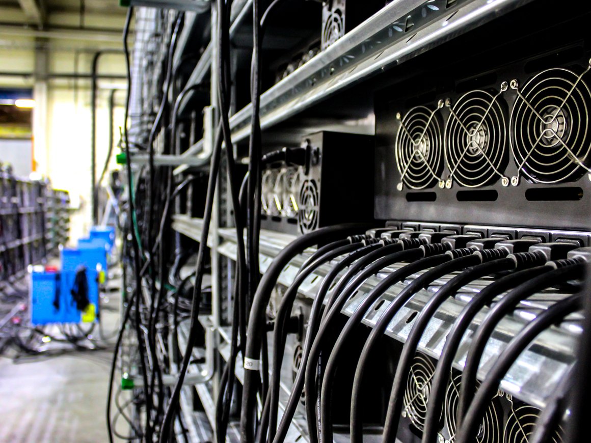 Санкции не повлияли на поставки оборудования для майнинга криптовалюты в Россию