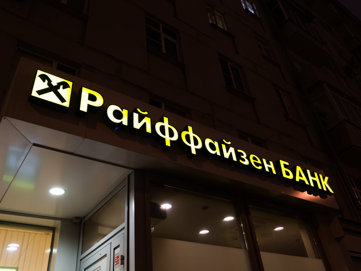 «Райффайзенбанк» введет комиссию 50% на долларовые зачисления из других банков