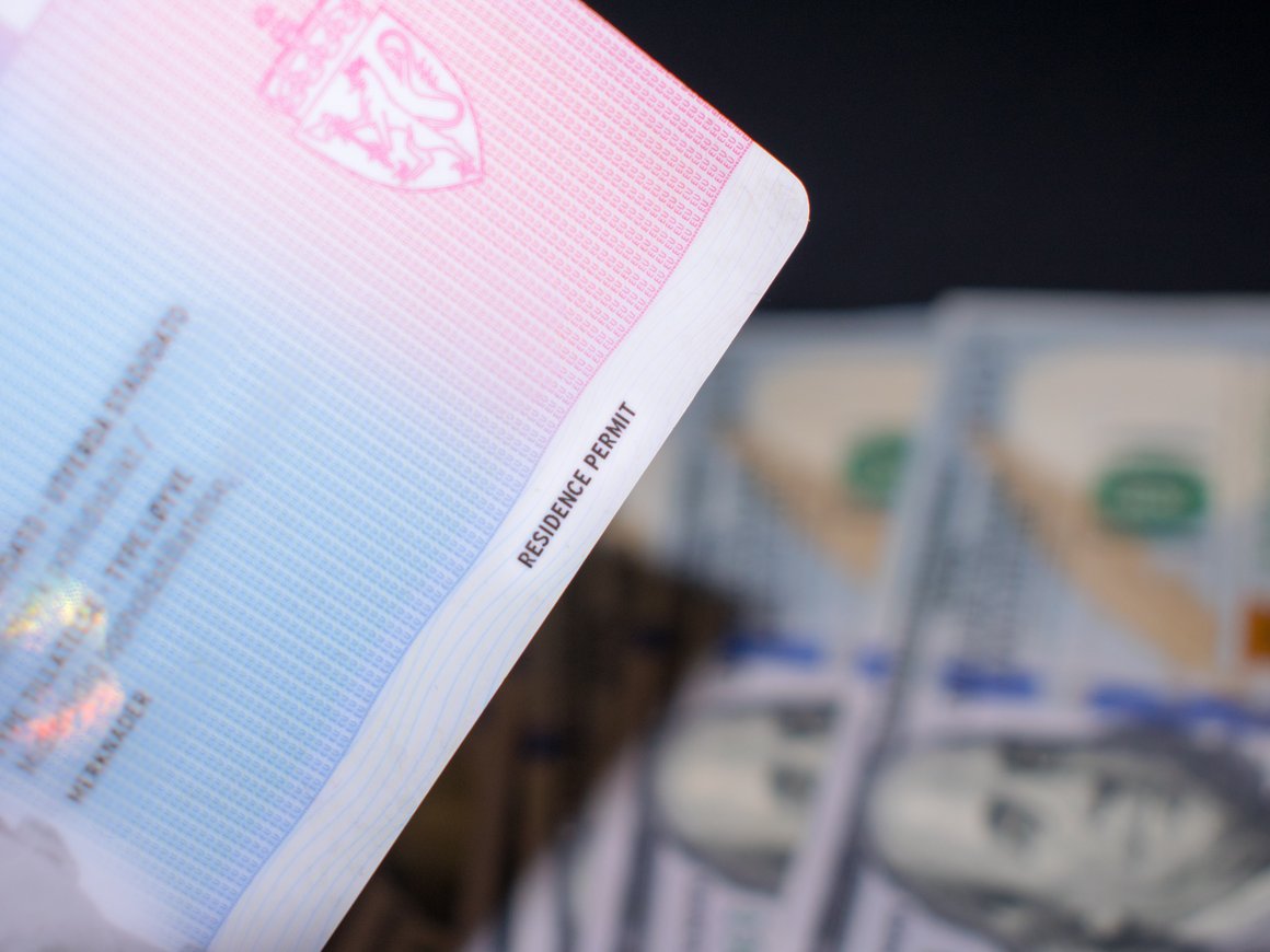 Россия вошла в тройку лидеров по количеству покинувших страну долларовых миллионеров