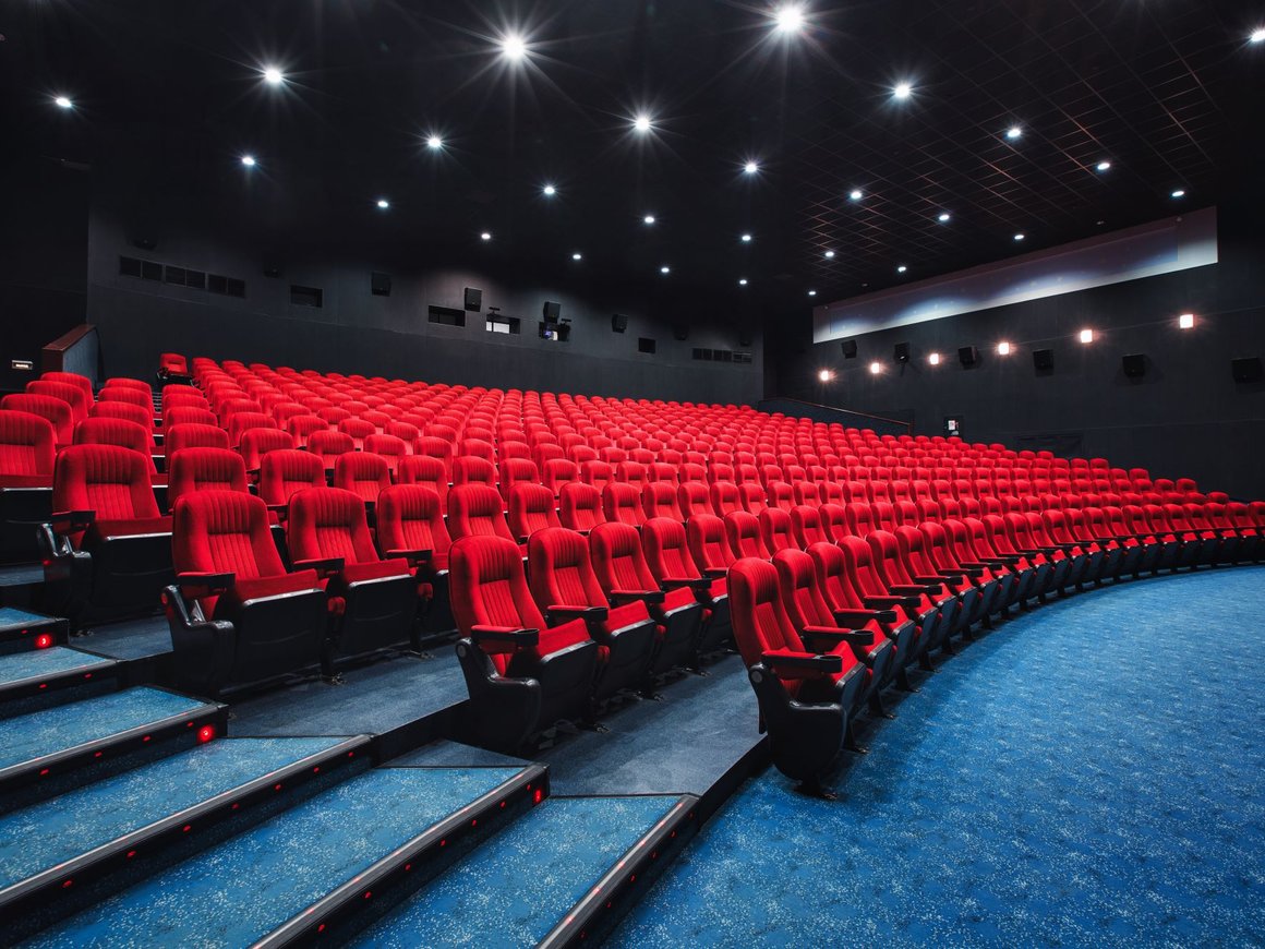 Кинотеатры вновь откажутся от предсеансовых показов на майские праздники