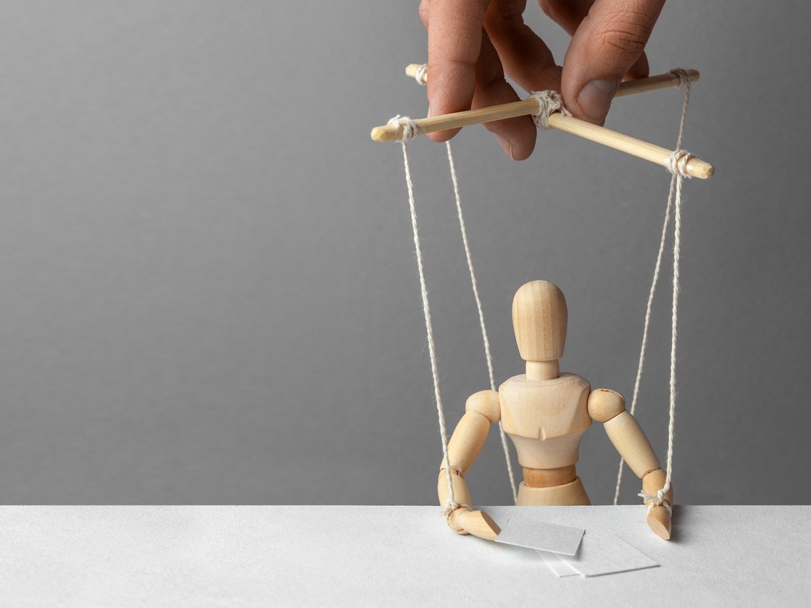 Как распознать, что вами манипулируют, и противостоять этому