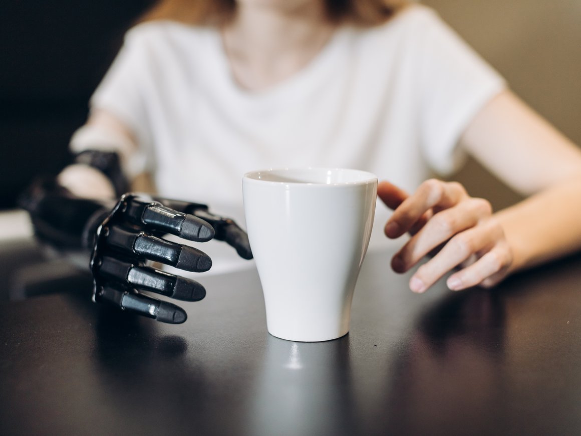 «Моторика» разработала прототип интерфейса ИИ для управления бионической кистью