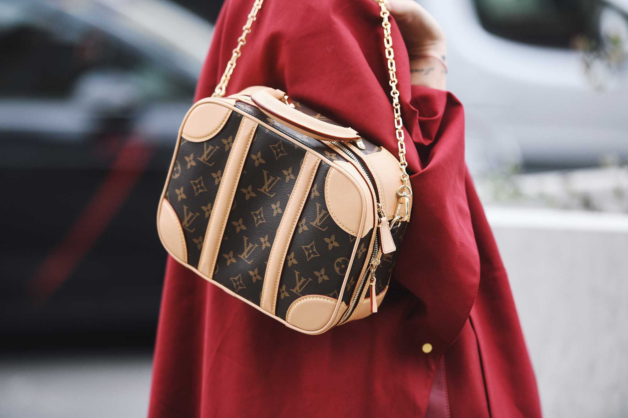 Louis Vuitton регистрирует бренды в России, чтобы не стать «мерчем из перехода» — эксперт моды