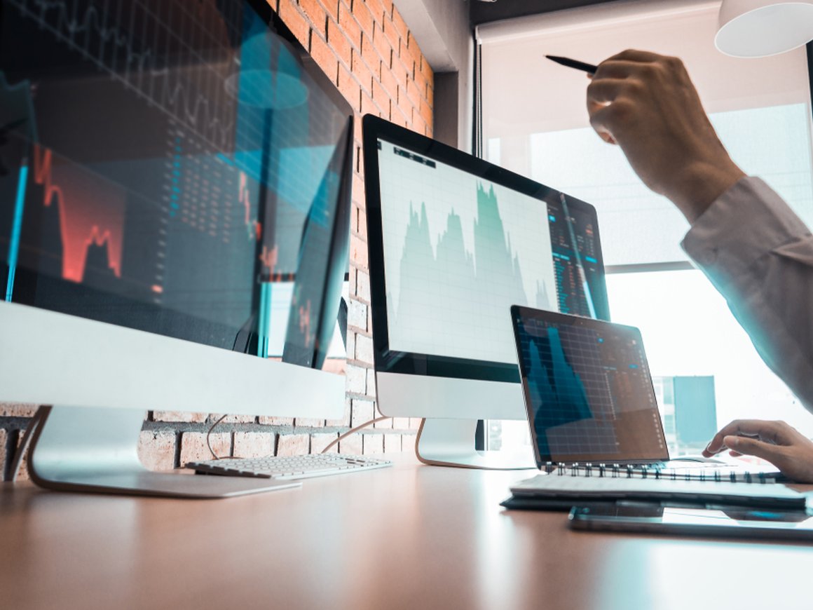 В погоне за прибылью: доля акций в портфеле инвесторов за полгода выросла вдвое