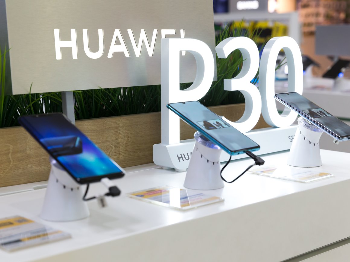 Xiaomi и Huawei резко сократили поставки смартфонов в Россию