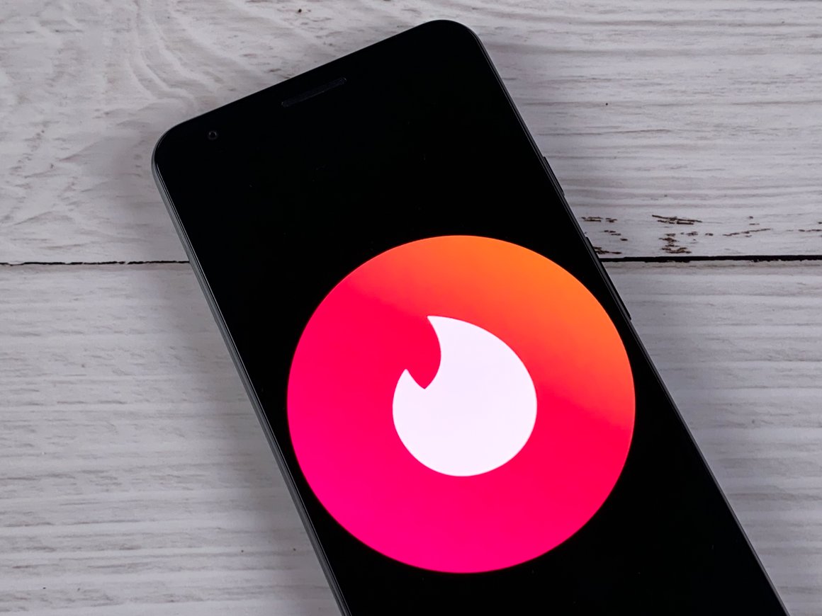 Американские пользователи Tinder смогут проверять биографию потенциального партнера