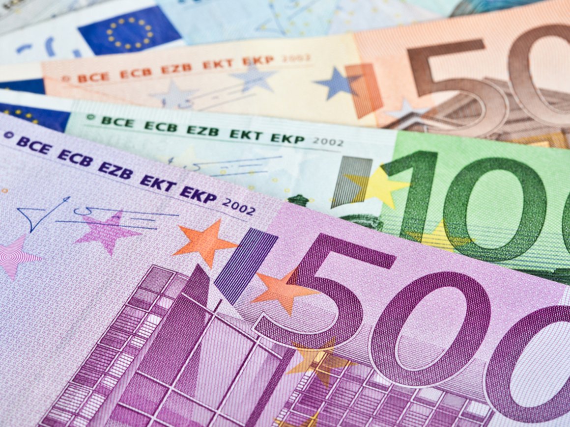 Банки получили предписания блокировать подозрительные операции по выводу валюты за рубеж